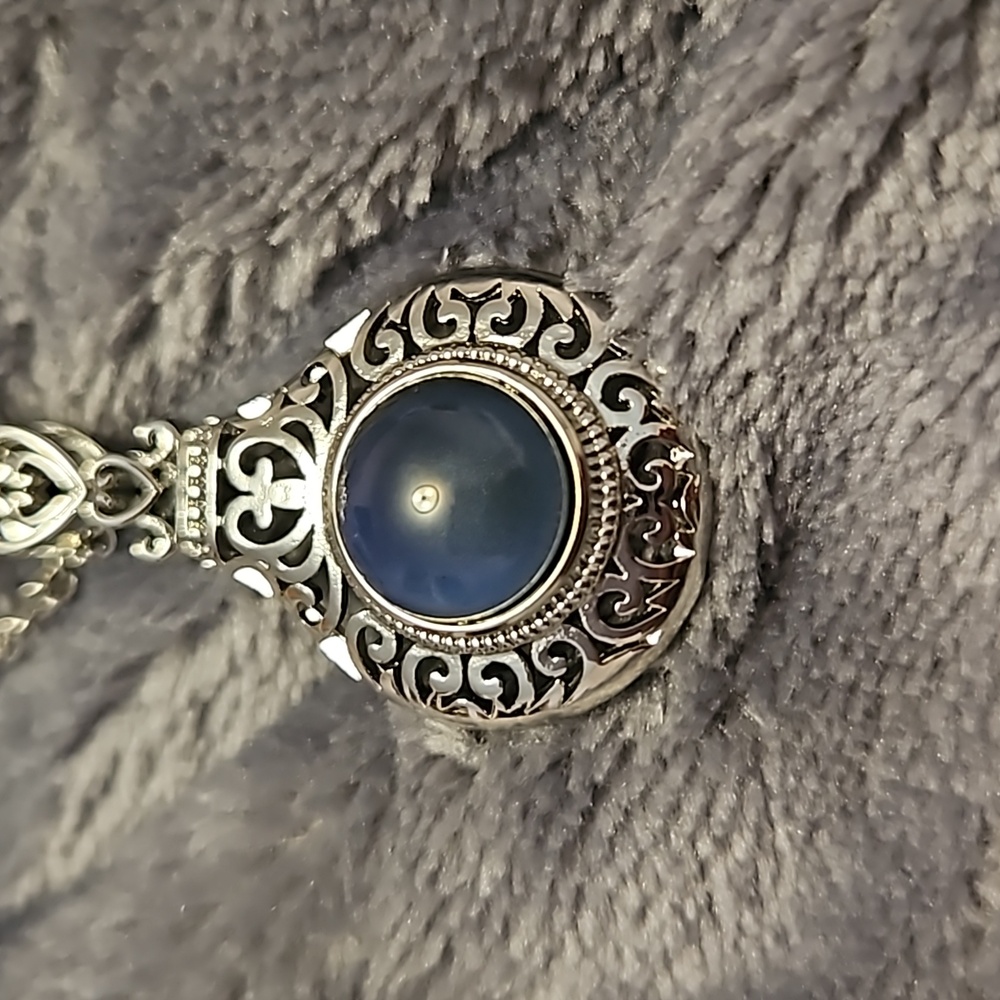 Changes color with the temperature of you…